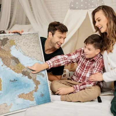 Mapa Korkowa Włoch z pinezkami Blue Shades of brown