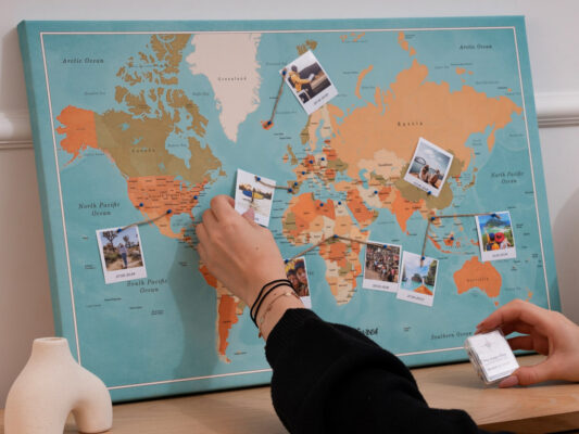 Mapy korkowe świata w pokoju dziecka – edukacja przez zabawę