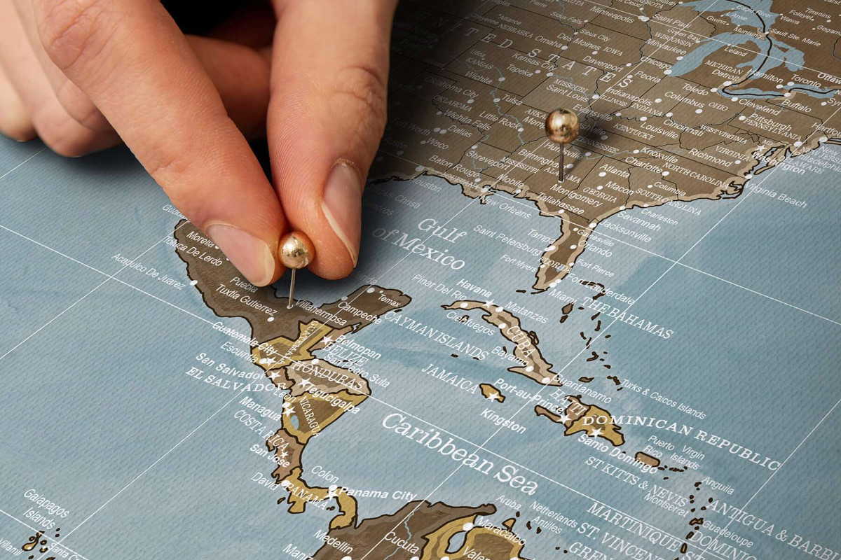 Mapa korkowa z pinezkami – niezwykły prezent, który żyje razem z podróżami właściciela