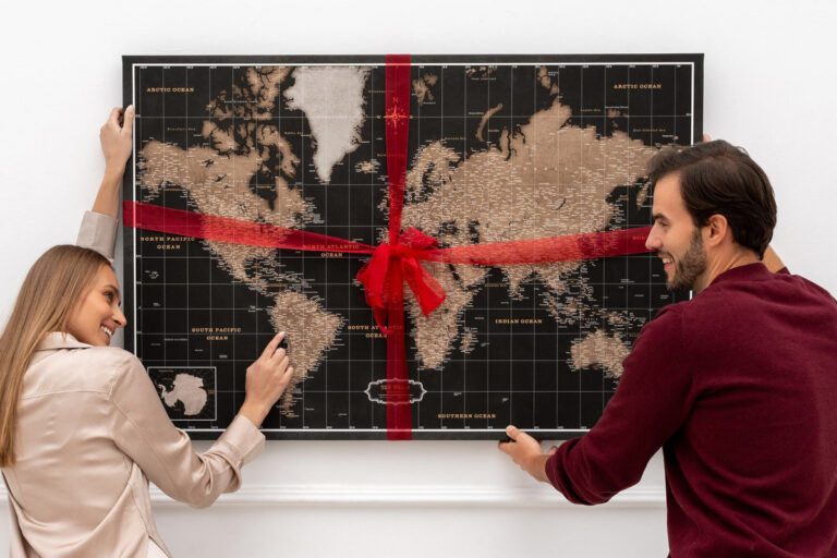 Pełny zestaw podróżnika Co powinno znaleźć się w komplecie z mapą korkową