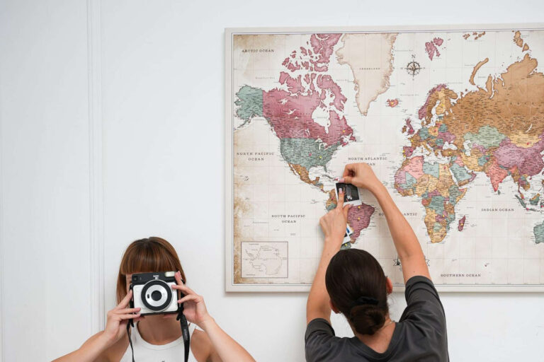 Prezent dla dziecka, które kocha geografię — mapa Świata do pokoju